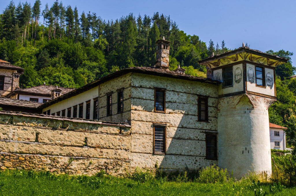 Агушеви конаци край село Могилица