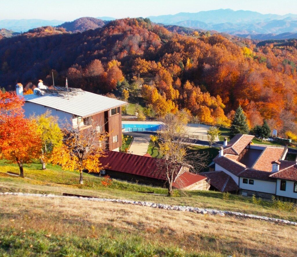 Хотел Панорама сред есенните Родопи